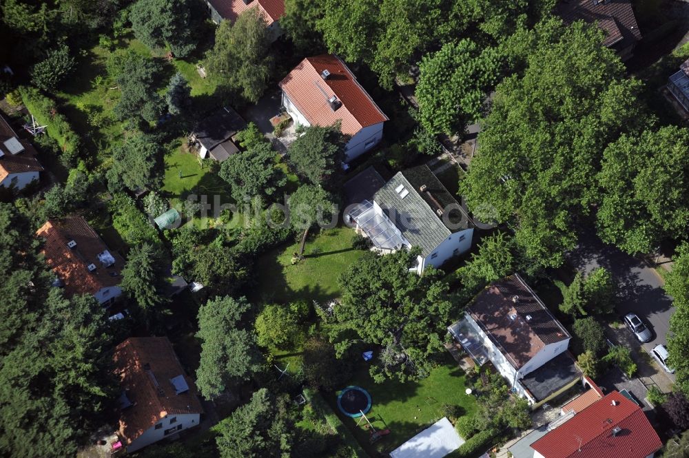 Luftbild Berlin - Wohngebiet einer Einfamilienhaus- Siedlung entlang der Platanenstraße im Ortsteil Niederschönhausen in Berlin, Deutschland