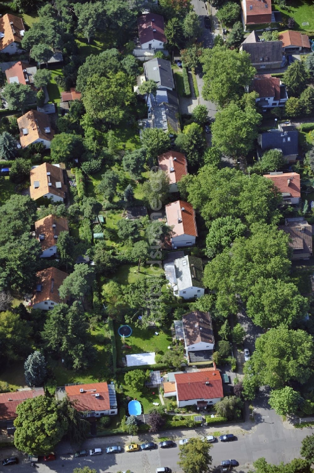 Luftaufnahme Berlin - Wohngebiet einer Einfamilienhaus- Siedlung entlang der Platanenstraße im Ortsteil Niederschönhausen in Berlin, Deutschland