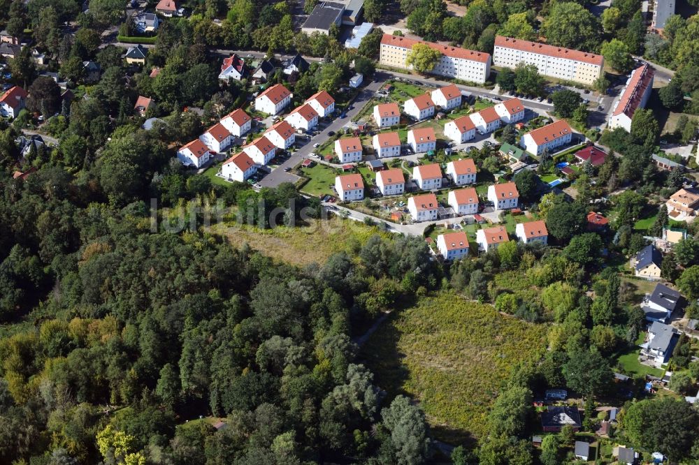 Berlin von oben - Wohngebiet einer Einfamilienhaus- Siedlung am Feldblumenweg im Ortsteil Köpenick in Berlin, Deutschland