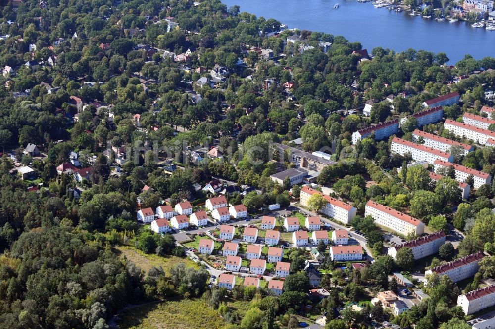 Berlin aus der Vogelperspektive: Wohngebiet einer Einfamilienhaus- Siedlung am Feldblumenweg im Ortsteil Köpenick in Berlin, Deutschland