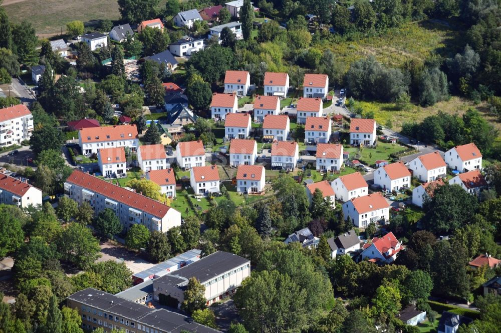 Luftbild Berlin - Wohngebiet einer Einfamilienhaus- Siedlung am Feldblumenweg im Ortsteil Köpenick in Berlin, Deutschland