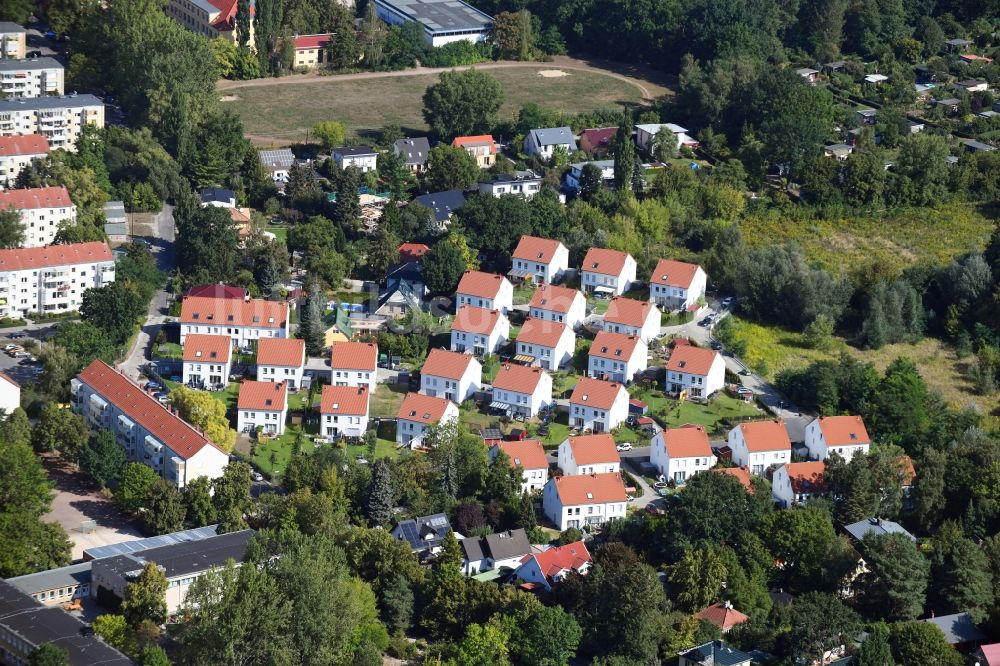 Luftaufnahme Berlin - Wohngebiet einer Einfamilienhaus- Siedlung am Feldblumenweg im Ortsteil Köpenick in Berlin, Deutschland