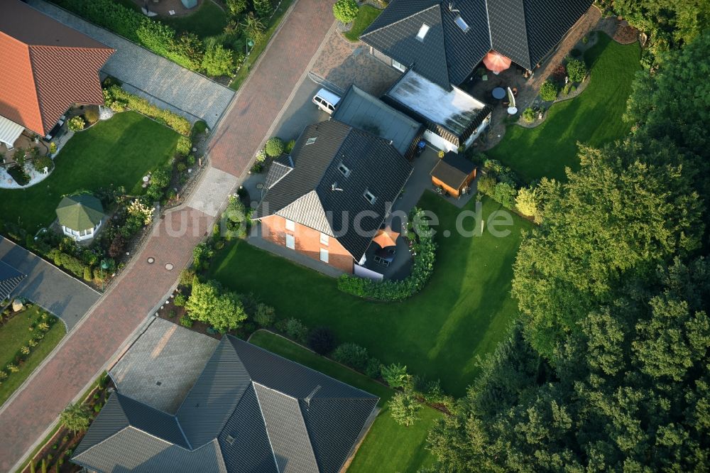 Luftaufnahme Fredenbeck - Wohngebiet einer Einfamilienhaus- Siedlung in Fredenbeck im Bundesland Niedersachsen