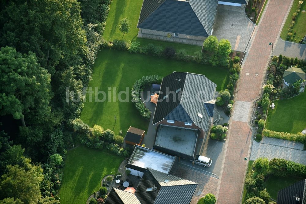 Fredenbeck aus der Vogelperspektive: Wohngebiet einer Einfamilienhaus- Siedlung in Fredenbeck im Bundesland Niedersachsen