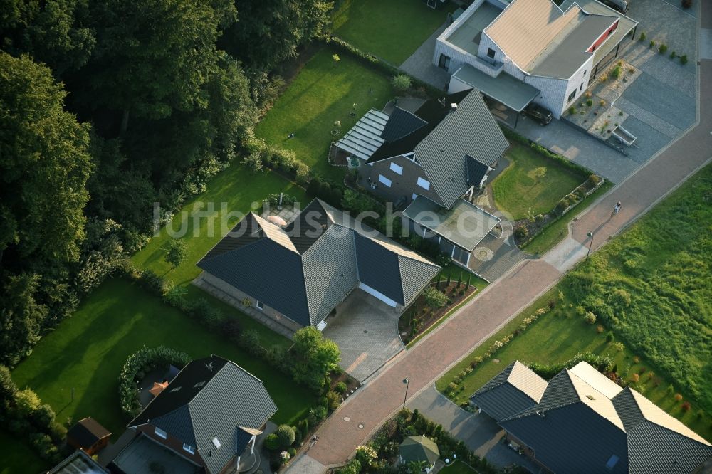 Fredenbeck von oben - Wohngebiet einer Einfamilienhaus- Siedlung in Fredenbeck im Bundesland Niedersachsen