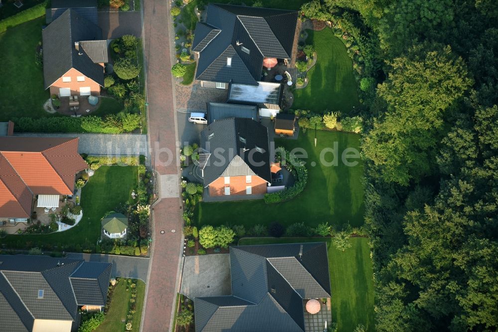 Luftaufnahme Fredenbeck - Wohngebiet einer Einfamilienhaus- Siedlung in Fredenbeck im Bundesland Niedersachsen