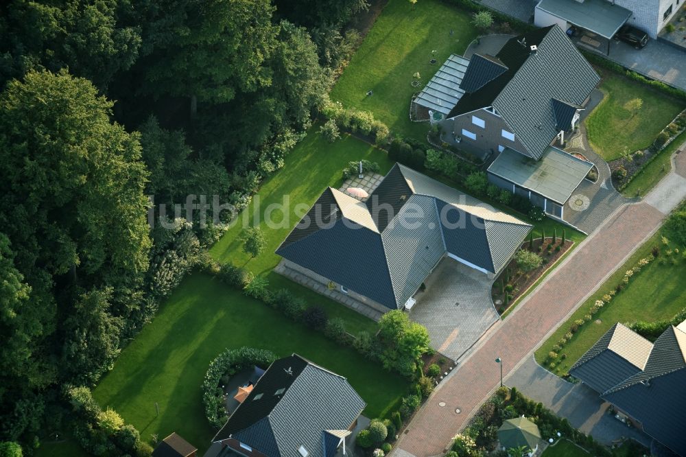 Fredenbeck von oben - Wohngebiet einer Einfamilienhaus- Siedlung in Fredenbeck im Bundesland Niedersachsen