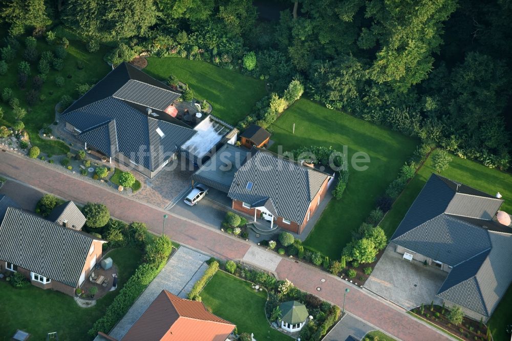 Luftaufnahme Fredenbeck - Wohngebiet einer Einfamilienhaus- Siedlung in Fredenbeck im Bundesland Niedersachsen