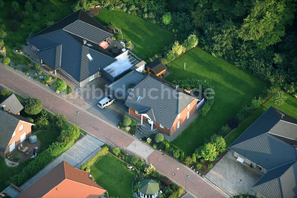 Fredenbeck von oben - Wohngebiet einer Einfamilienhaus- Siedlung in Fredenbeck im Bundesland Niedersachsen