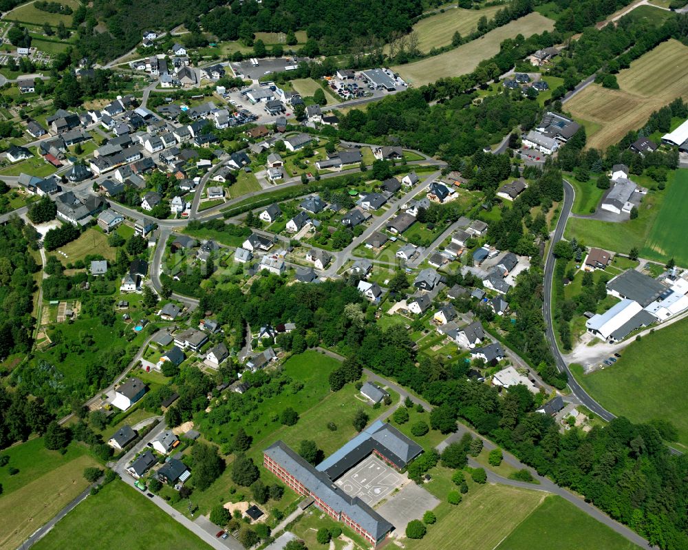 Gemünden aus der Vogelperspektive: Wohngebiet einer Einfamilienhaus- Siedlung in Gemünden im Bundesland Rheinland-Pfalz, Deutschland