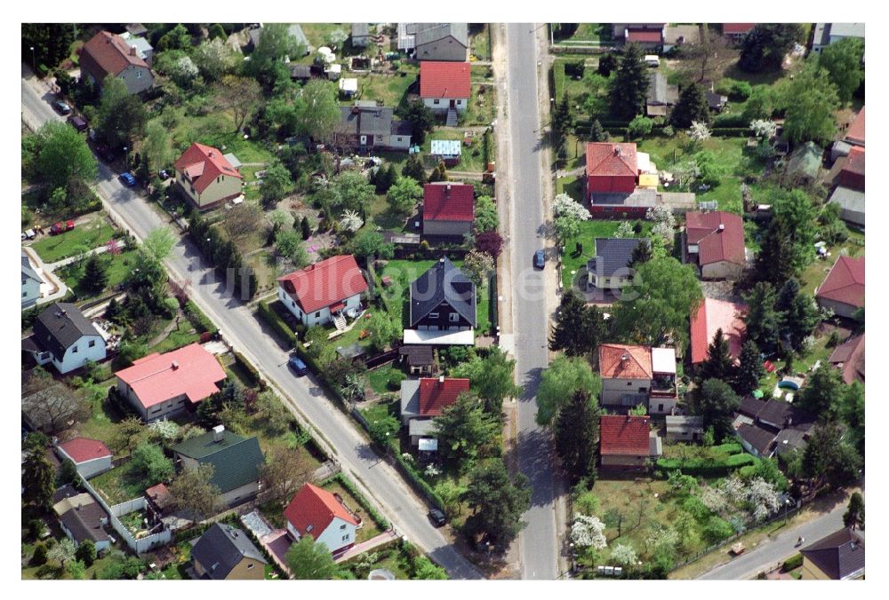 Berlin aus der Vogelperspektive: Wohngebiet einer Einfamilienhaus- Siedlung Grabenstraße - Gründerstraße - Kablower Weg im Ortsteil Bohnsdorf in Berlin, Deutschland