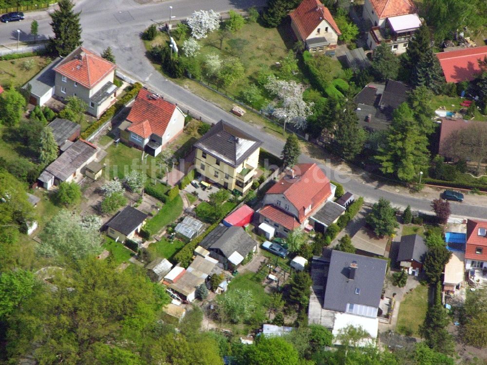 Luftaufnahme Berlin - Wohngebiet einer Einfamilienhaus- Siedlung Grabenstraße - Gründerstraße - Kablower Weg im Ortsteil Bohnsdorf in Berlin, Deutschland