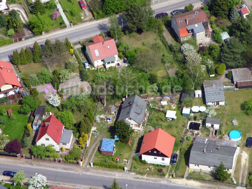 Berlin aus der Vogelperspektive: Wohngebiet einer Einfamilienhaus- Siedlung Grabenstraße - Gründerstraße - Kablower Weg im Ortsteil Bohnsdorf in Berlin, Deutschland