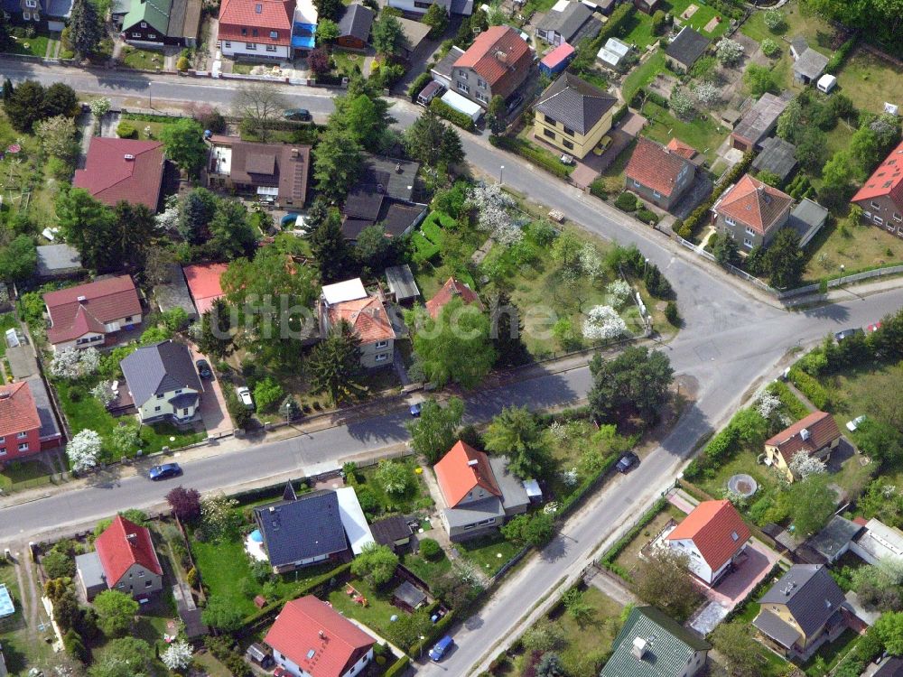 Berlin aus der Vogelperspektive: Wohngebiet einer Einfamilienhaus- Siedlung Grabenstraße - Gründerstraße - Kablower Weg im Ortsteil Bohnsdorf in Berlin, Deutschland