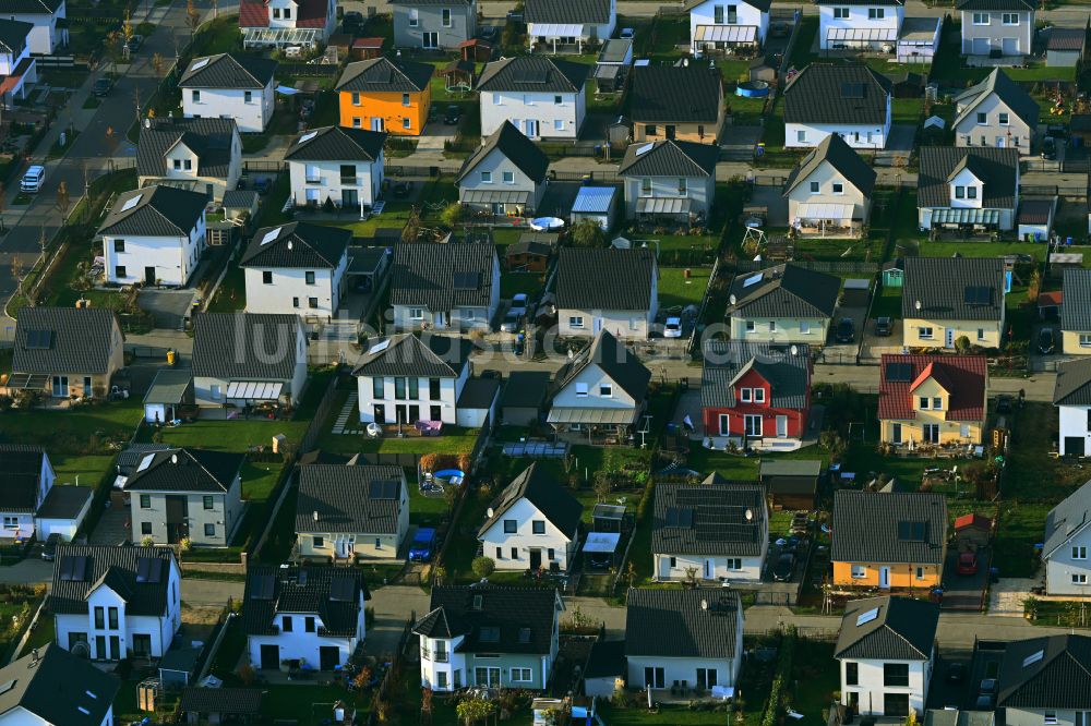 Luftaufnahme Neuenhagen - Wohngebiet einer Einfamilienhaus- Siedlung am Gruscheweg in Neuenhagen im Bundesland Brandenburg, Deutschland