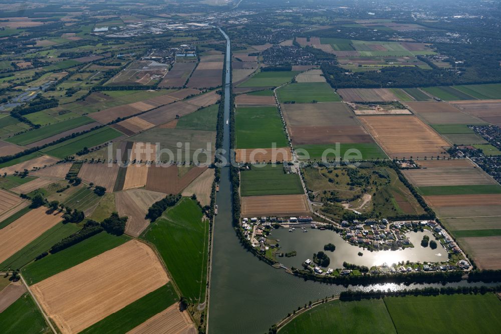 Wendeburg aus der Vogelperspektive: Wohngebiet einer Einfamilienhaus- Siedlung am Hafen zum Mittelandkanal in Wendeburg im Bundesland Niedersachsen