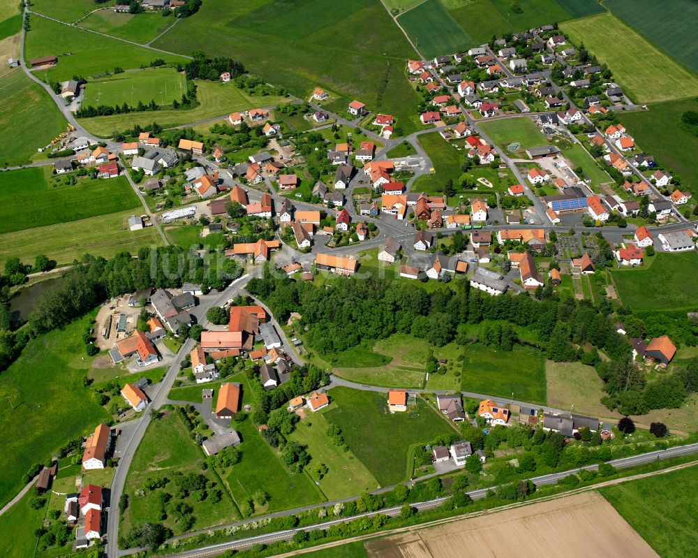 Heblos aus der Vogelperspektive: Wohngebiet einer Einfamilienhaus- Siedlung in Heblos im Bundesland Hessen, Deutschland