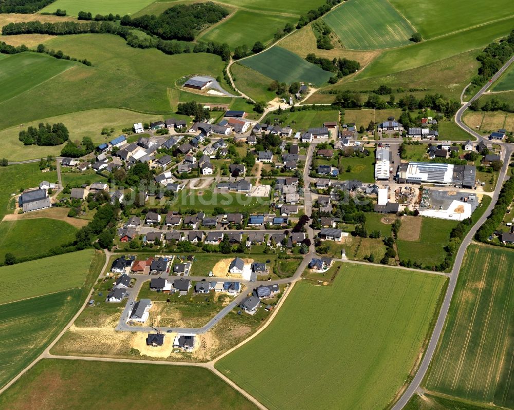 Heinzenbach aus der Vogelperspektive: Wohngebiet einer Einfamilienhaus- Siedlung in Heinzenbach im Bundesland Rheinland-Pfalz