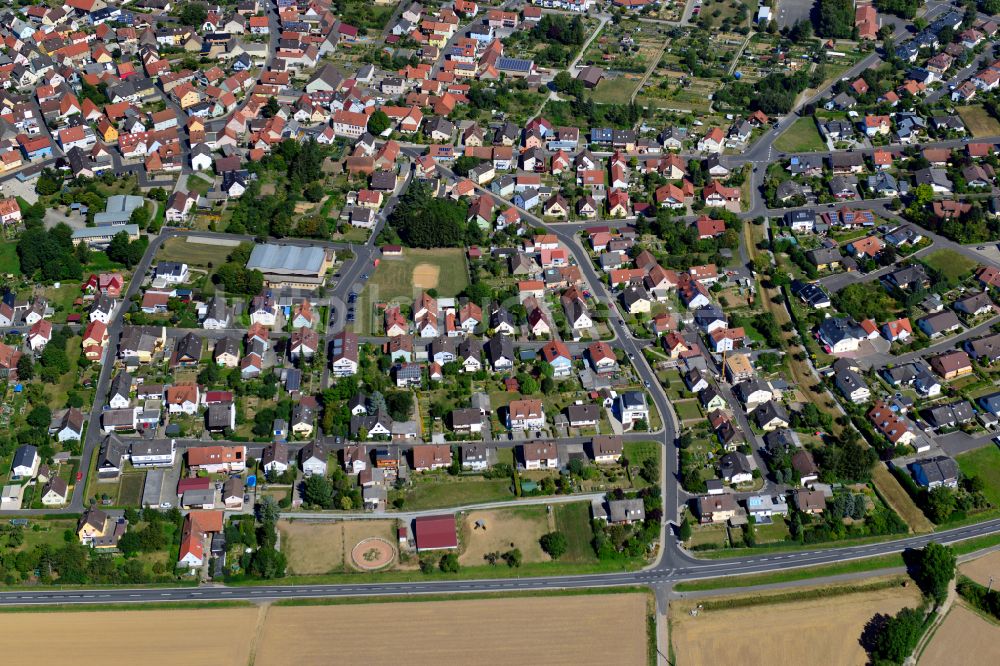 Hettstadt von oben - Wohngebiet einer Einfamilienhaus- Siedlung in Hettstadt im Bundesland Bayern, Deutschland