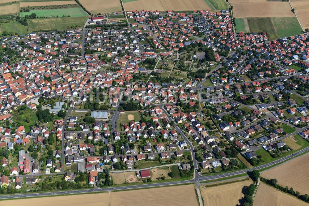 Hettstadt aus der Vogelperspektive: Wohngebiet einer Einfamilienhaus- Siedlung in Hettstadt im Bundesland Bayern, Deutschland