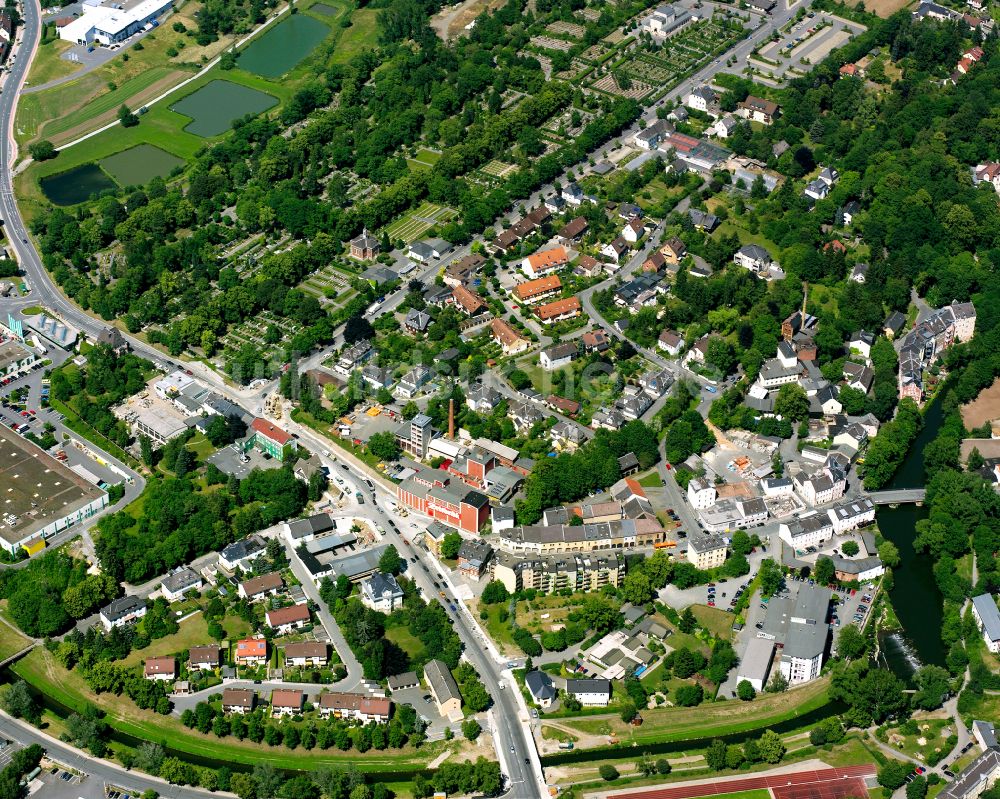 Hof von oben - Wohngebiet einer Einfamilienhaus- Siedlung in Hof im Bundesland Bayern, Deutschland