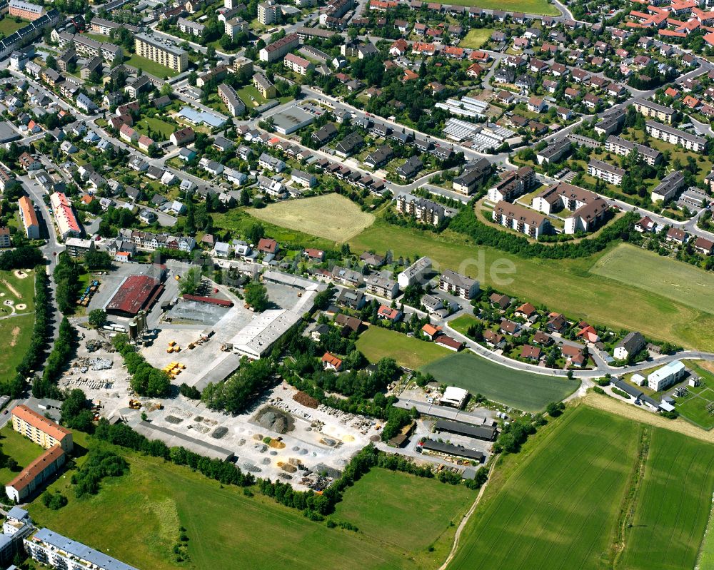 Hof von oben - Wohngebiet einer Einfamilienhaus- Siedlung in Hof im Bundesland Bayern, Deutschland