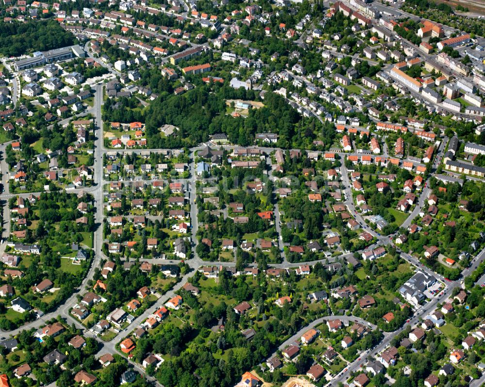 Luftaufnahme Hof - Wohngebiet einer Einfamilienhaus- Siedlung in Hof im Bundesland Bayern, Deutschland