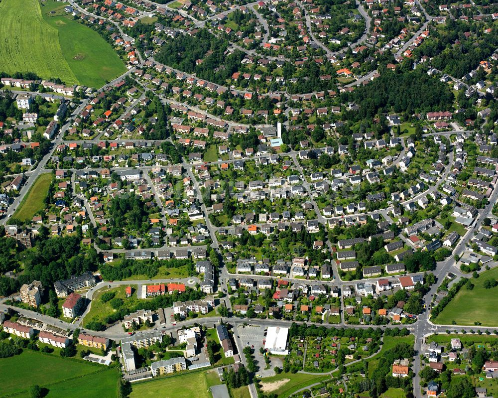 Hof von oben - Wohngebiet einer Einfamilienhaus- Siedlung in Hof im Bundesland Bayern, Deutschland