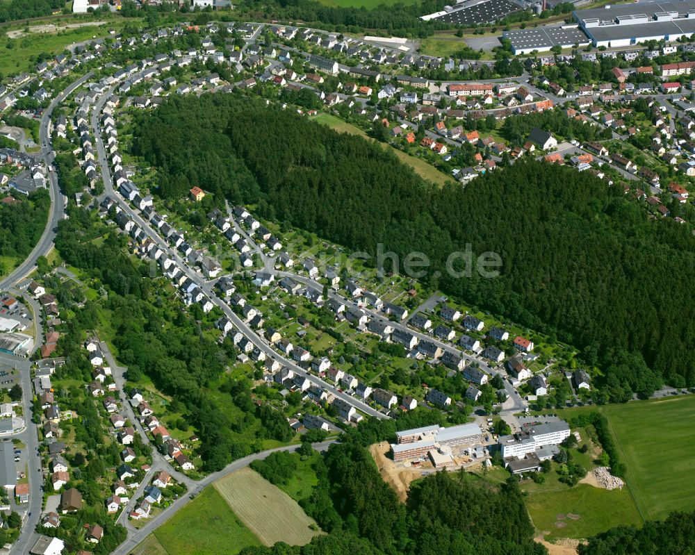 Luftaufnahme Hof - Wohngebiet einer Einfamilienhaus- Siedlung in Hof im Bundesland Bayern, Deutschland