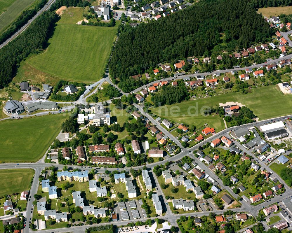 Luftaufnahme Hof - Wohngebiet einer Einfamilienhaus- Siedlung in Hof im Bundesland Bayern, Deutschland