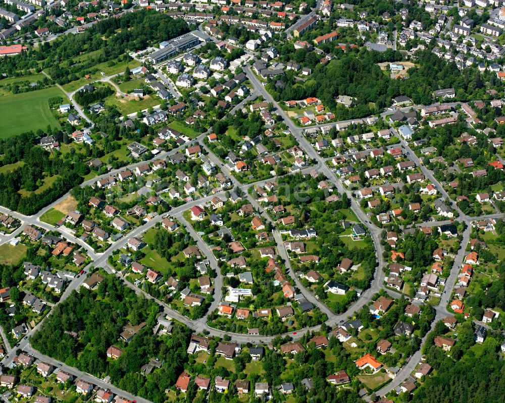 Hof von oben - Wohngebiet einer Einfamilienhaus- Siedlung in Hof im Bundesland Bayern, Deutschland