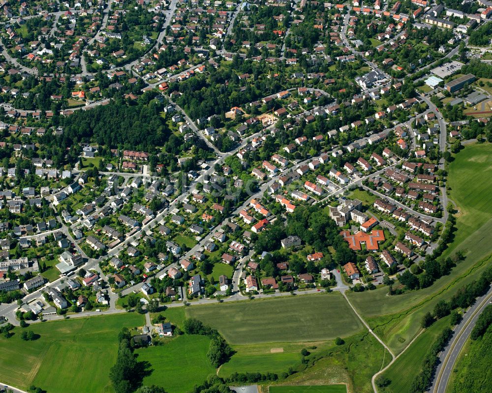 Luftaufnahme Hof - Wohngebiet einer Einfamilienhaus- Siedlung in Hof im Bundesland Bayern, Deutschland