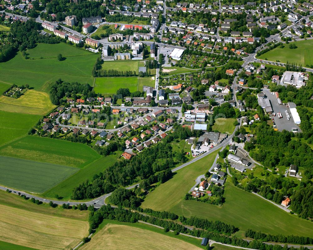 Hof von oben - Wohngebiet einer Einfamilienhaus- Siedlung in Hof im Bundesland Bayern, Deutschland