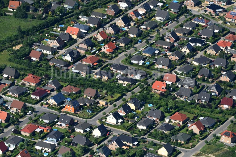 Luftaufnahme Hoppegarten - Wohngebiet einer Einfamilienhaus- Siedlung in Hoppegarten im Bundesland Brandenburg