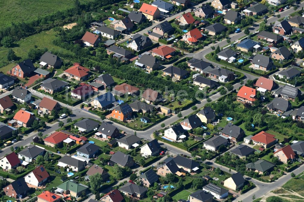 Hoppegarten aus der Vogelperspektive: Wohngebiet einer Einfamilienhaus- Siedlung in Hoppegarten im Bundesland Brandenburg