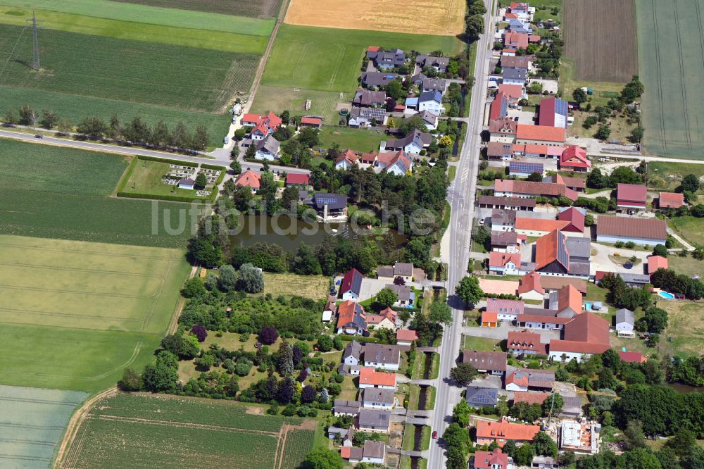 Karlshuld aus der Vogelperspektive: Wohngebiet einer Einfamilienhaus- Siedlung an der Ingolstädter Straße - Waldstraße in Karlshuld im Bundesland Bayern, Deutschland