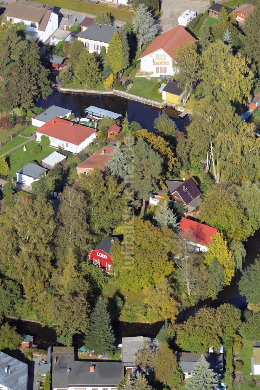 Oranienburg von oben - Wohngebiet einer Einfamilienhaus- Siedlung Inselweg in Oranienburg im Bundesland Brandenburg