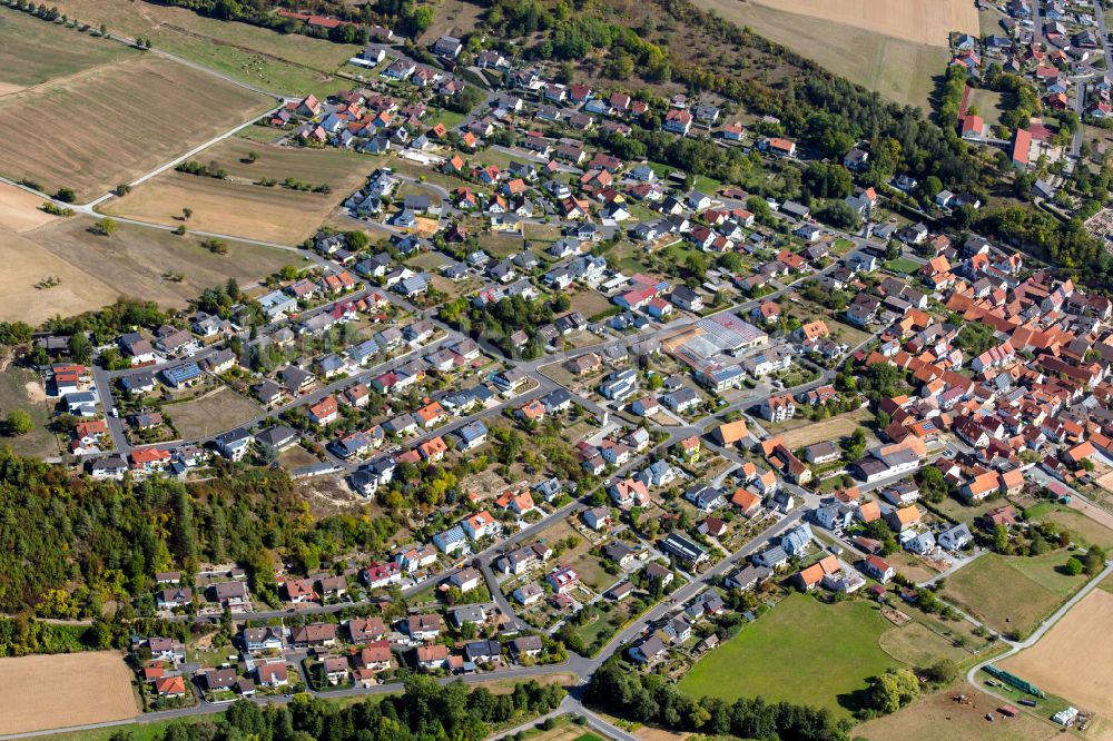 Karbach von oben - Wohngebiet einer Einfamilienhaus- Siedlung in Karbach im Bundesland Bayern, Deutschland