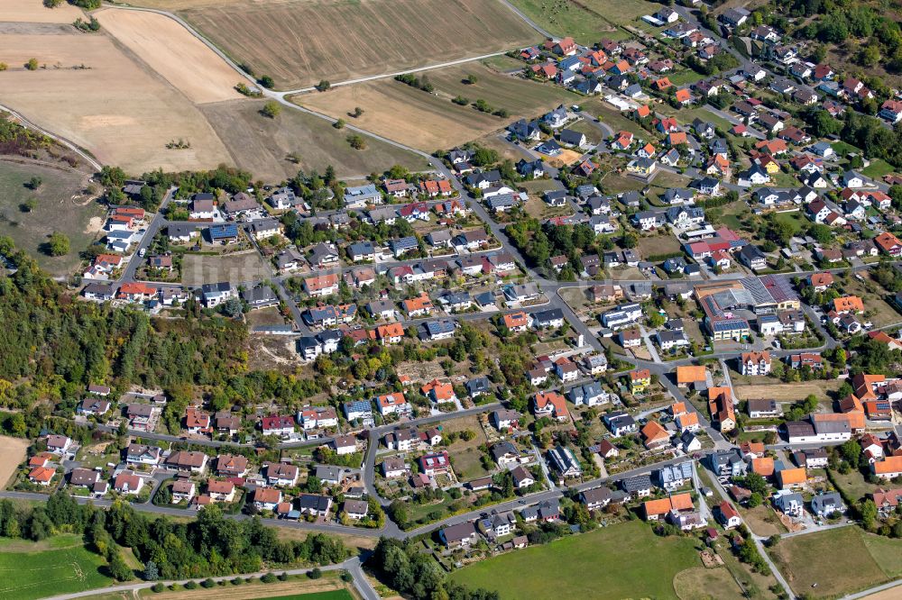 Karbach aus der Vogelperspektive: Wohngebiet einer Einfamilienhaus- Siedlung in Karbach im Bundesland Bayern, Deutschland