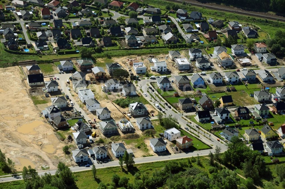 Luftbild Berlin - Wohngebiet einer Einfamilienhaus- Siedlung Kaulbachstraße - Bisamstraße - Waschbärweg im Ortsteil Mahlsdorf in Berlin, Deutschland