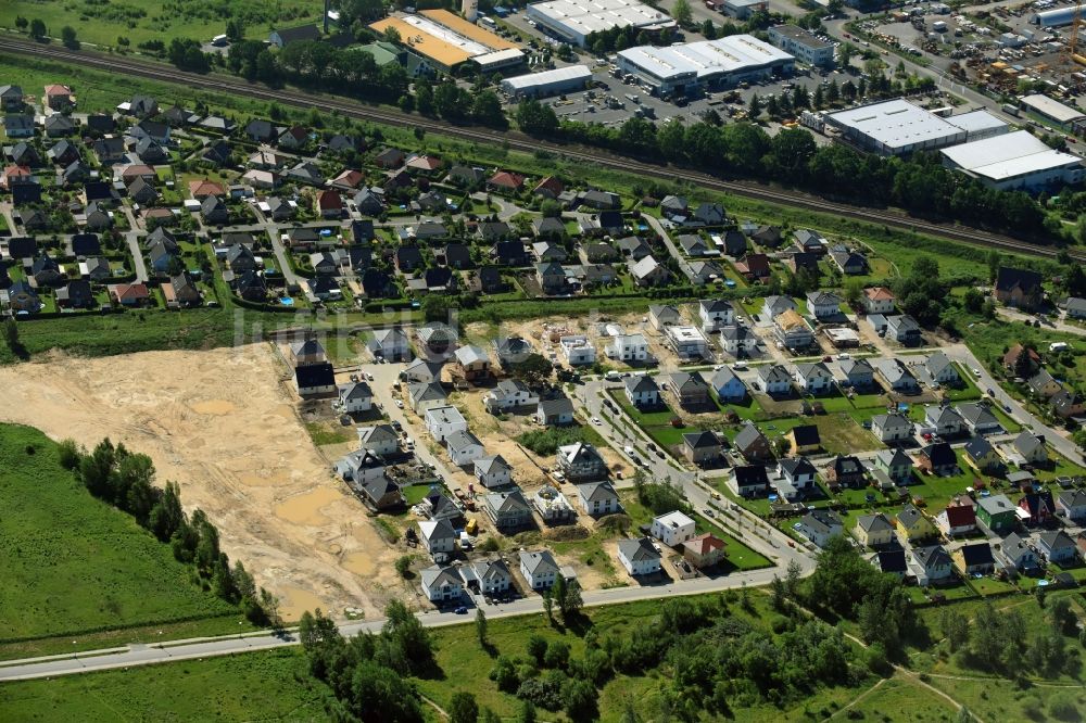 Luftaufnahme Berlin - Wohngebiet einer Einfamilienhaus- Siedlung Kaulbachstraße - Bisamstraße - Waschbärweg im Ortsteil Mahlsdorf in Berlin, Deutschland