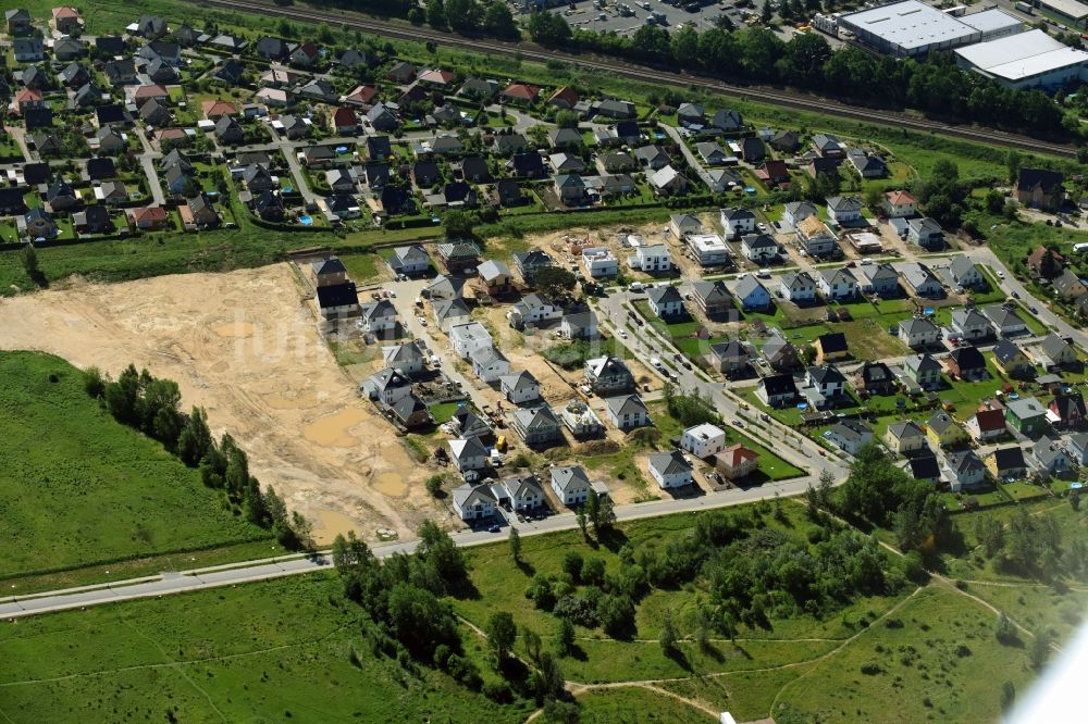 Berlin von oben - Wohngebiet einer Einfamilienhaus- Siedlung Kaulbachstraße - Bisamstraße - Waschbärweg im Ortsteil Mahlsdorf in Berlin, Deutschland