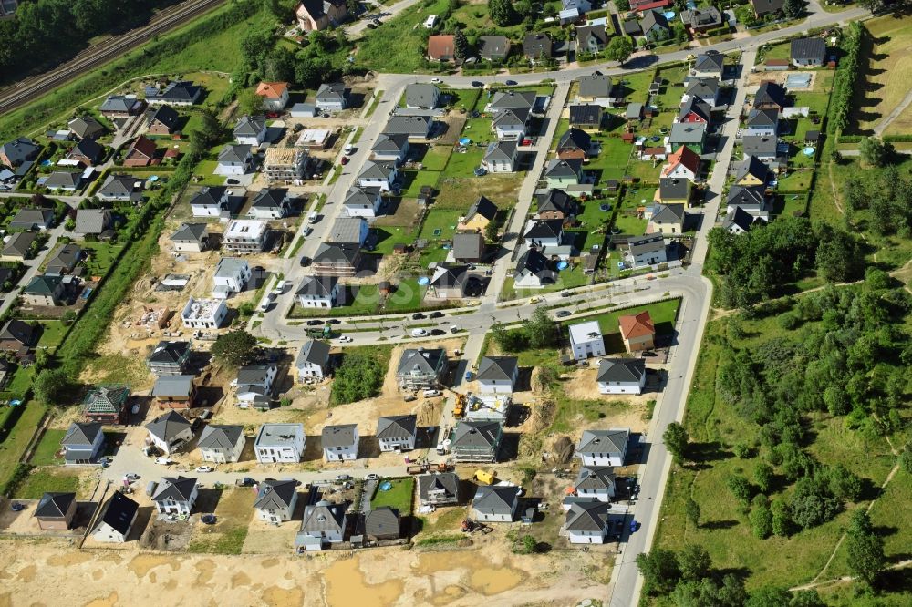 Luftaufnahme Berlin - Wohngebiet einer Einfamilienhaus- Siedlung Kaulbachstraße - Bisamstraße - Waschbärweg im Ortsteil Mahlsdorf in Berlin, Deutschland