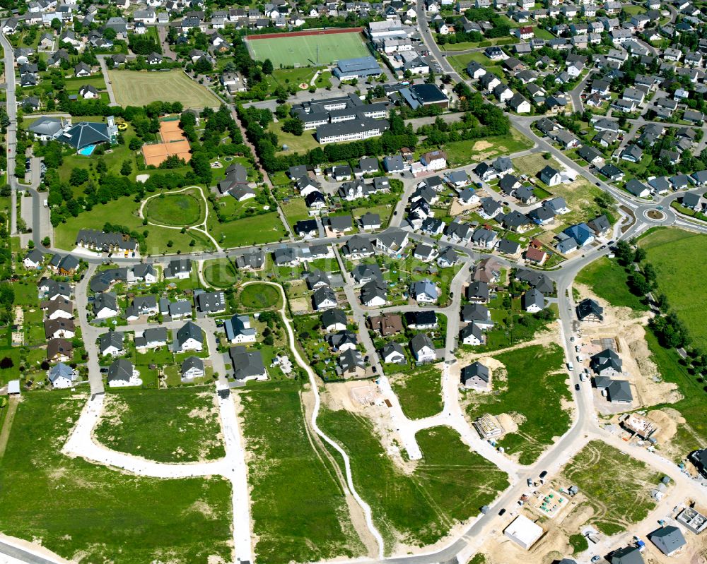 Kleinweidelbach von oben - Wohngebiet einer Einfamilienhaus- Siedlung in Kleinweidelbach im Bundesland Rheinland-Pfalz, Deutschland