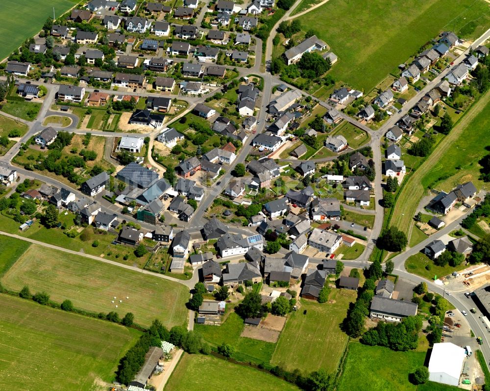 Kümbdchen aus der Vogelperspektive: Wohngebiet einer Einfamilienhaus- Siedlung in Kümbdchen im Bundesland Rheinland-Pfalz