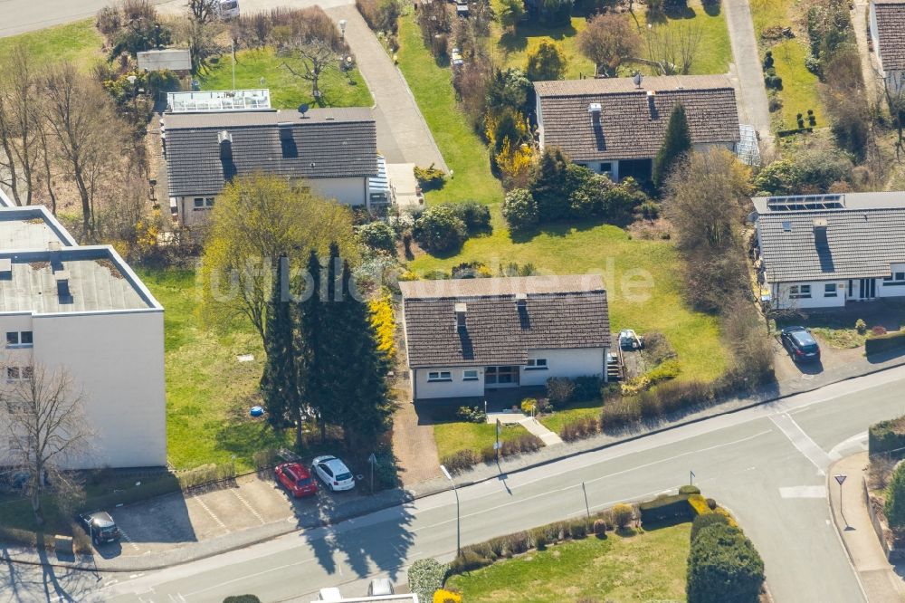 Luftaufnahme Meschede - Wohngebiet einer Einfamilienhaus- Siedlung am Lanfertsweg in Meschede im Bundesland Nordrhein-Westfalen, Deutschland