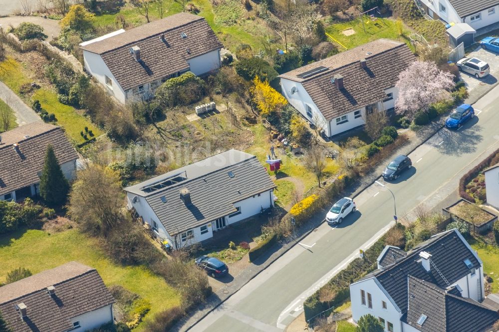 Meschede von oben - Wohngebiet einer Einfamilienhaus- Siedlung am Lanfertsweg in Meschede im Bundesland Nordrhein-Westfalen, Deutschland