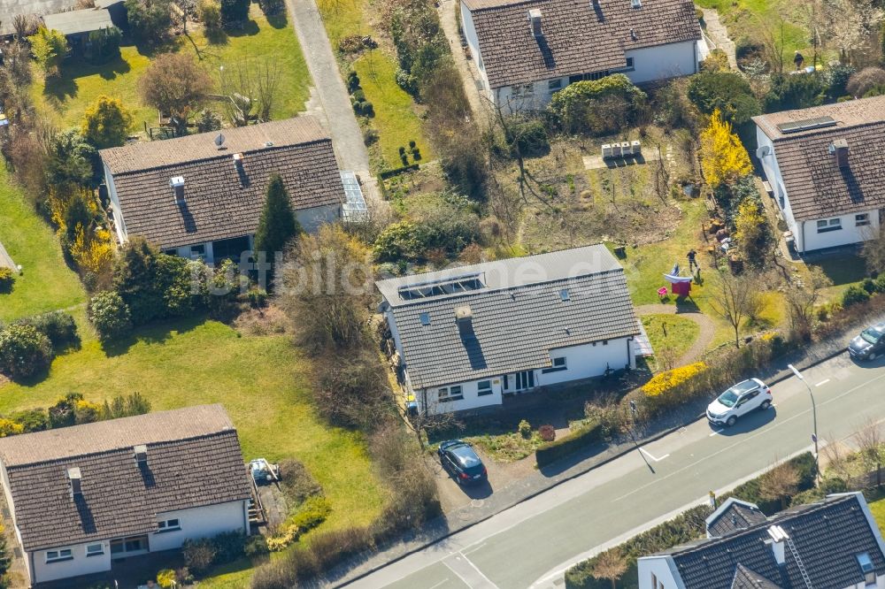 Meschede aus der Vogelperspektive: Wohngebiet einer Einfamilienhaus- Siedlung am Lanfertsweg in Meschede im Bundesland Nordrhein-Westfalen, Deutschland