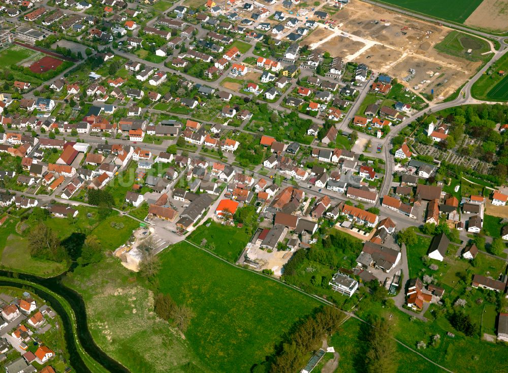 Luftaufnahme Langenau - Wohngebiet einer Einfamilienhaus- Siedlung in Langenau im Bundesland Baden-Württemberg, Deutschland