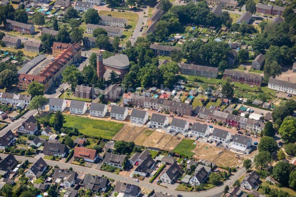 Luftaufnahme Voerde (Niederrhein) - Wohngebiet einer Einfamilienhaus- Siedlung am Leitkamp in Voerde (Niederrhein) im Bundesland Nordrhein-Westfalen - NRW, Deutschland